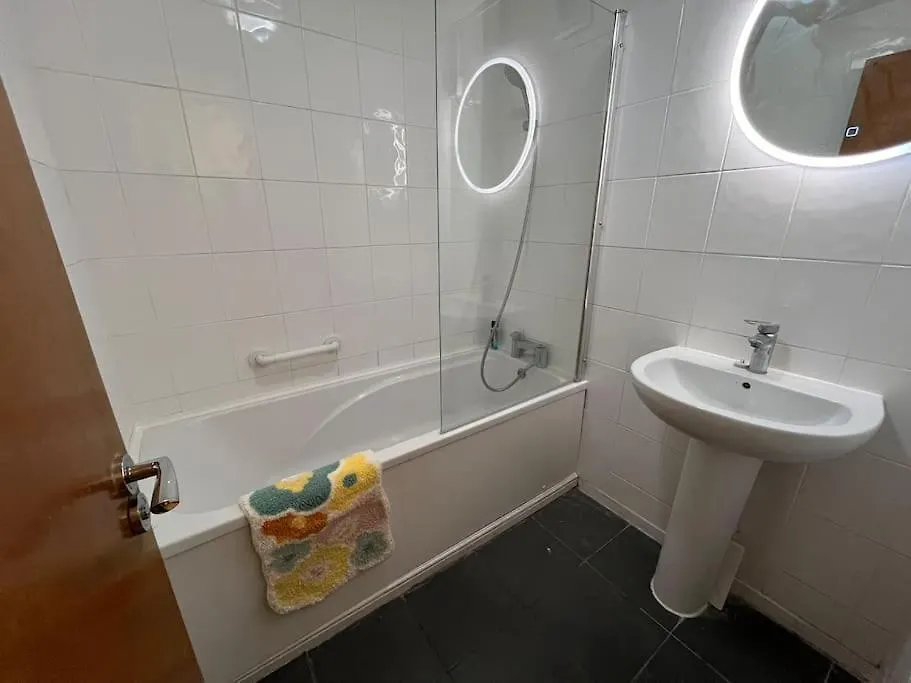 Spacious Flat Close To Elizabeth Line Londýn