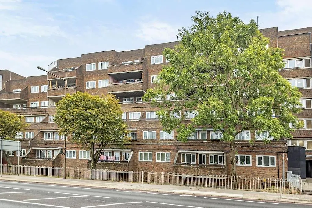 Spacious Flat Close To Elizabeth Line Londýn